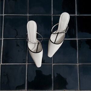 Contrast pointy toe heel